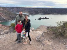 La familia que largó todo y busca unir Ushuaia y Alaska en su llamativo motorhome: la aventura en fotos.