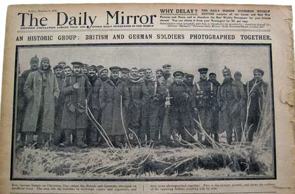Una fotograf&iacute;a de la Tregua de Navidad de 1914 ilustrada por el diario brit&aacute;nico &laquo;The Daily Mirror&raquo;.