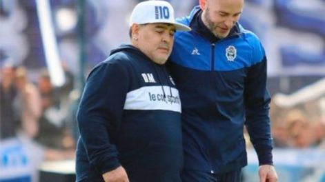 El DT del Tomba, Sebastián Méndez, se emocionó al recordar a Diego Maradona. / Gentileza.