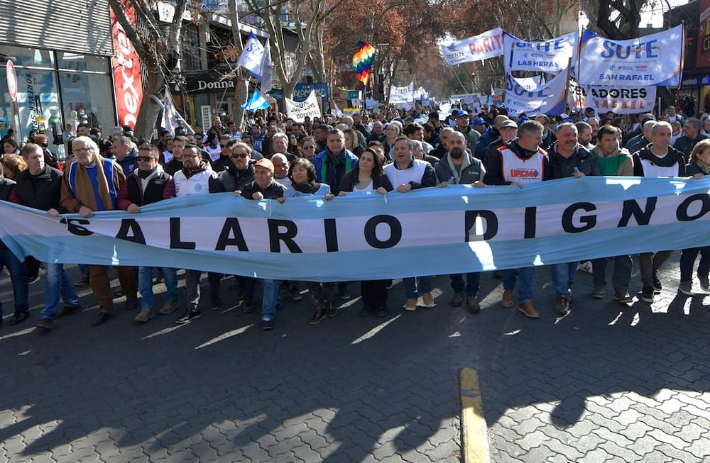 Paro de trabajadoresLos trabajadores de los gremios de estatales (ATE), de la educación (SUTE), SITEA, SADOP,  y de la CGT marcharon por las calles de Mendoza. Imagen de Archivo. Foto: Orlando Pelichotti/ Los Andes