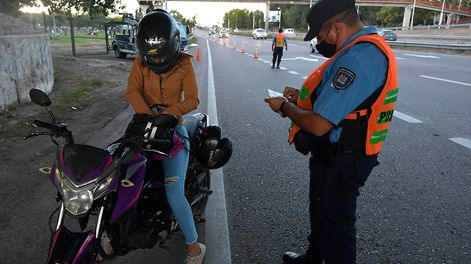 Los Andes | Gran parte de los operativos viales se desarrollan en puntos estratégicos de alto tránsito, como avenidas de acceso y rutas cercanas al área metropolitana. Foto: Orlando Pelichotti / Los Andes.