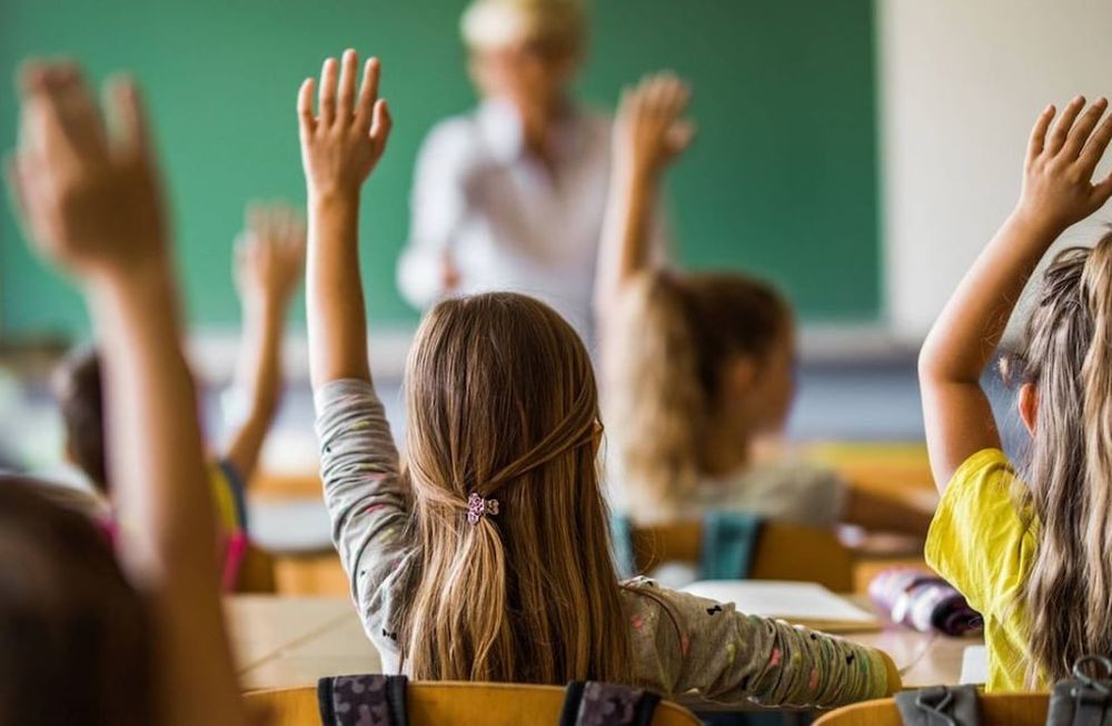 Los vouchers educativos fueron implementados para ayudar a cubrir la cuota del colegio privado con un 75% de aporte estatal,
