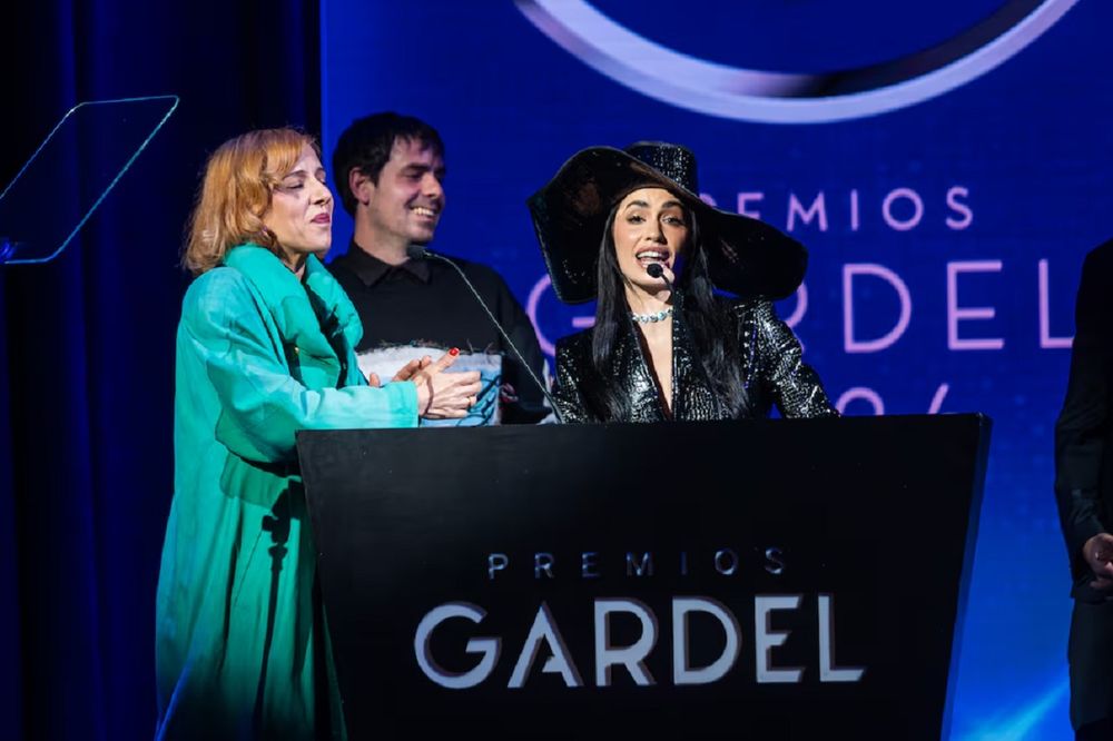 Mejor que vos: Lali celebra su premio a mejor colaboración y mejor canción pop junto a Juliana Gattas en los premios Gardel 2026