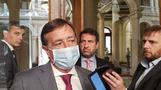 Rodolfo Suárez se reunió este mediodía con el presidente Alberto Fernández. Detrás están el ministro Mario Isgró y el titular de Emesa Pablo Magistochi.
