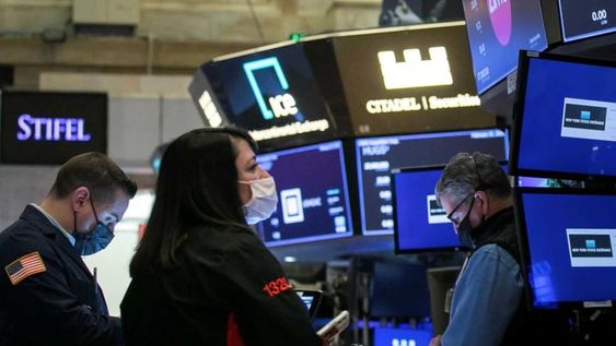 El amplio triunfo opositor fue celebrado por los inversores internacionales, y las acciones y los bonos argentinos se dispararon por encima del 13% este lunes en Wall Street, (AP)