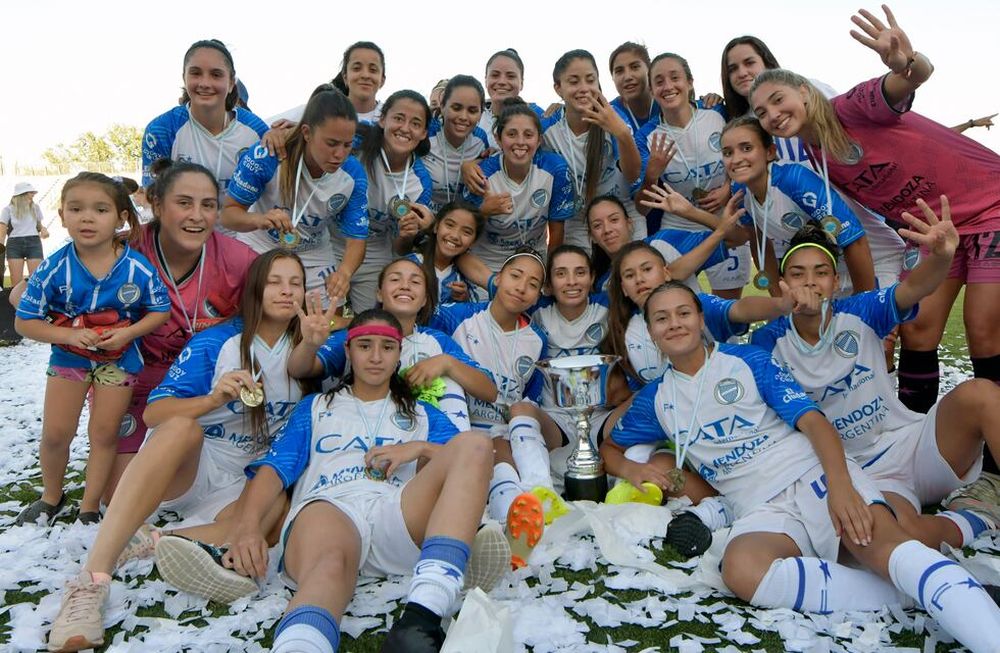 Godoy Cruz A logró su cuarto título de la Liga Mendocina de fútbol femenino luego de una goleada en el estadio mundialista frente a AMUF en la final, los goles fueron marcados por Aldana González (x2), Verónica Cabrera (x2), Delfina Rodríguez y Luna Romero.Foto: Orlando Pelichotti