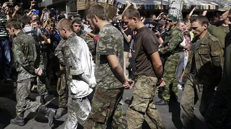 Prorrusos muestran a decenas de prisioneros de guerra ucranianos en Donetsk