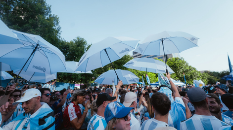 MUNDIAL 2026. Los hinchas albicelestes miran de reojo al cielo de Miami, esperando que el clima dé una tregua para disfrutar de los 16vos de final de la Copa del Mundo.