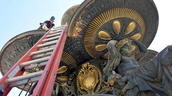 Desde principios de mes operarios reparan las pérdidas de las cañerías y mejoran el sistema de chorro de la fuente. Luego aplicarán pintura de protección. | Foto. Orlando Pelichotti / Los Andes