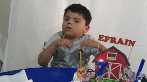 Tras completar el tratamiento con células madre, Efra festejó sus 7 años rodeado de amor y cariño. Foto: Gentileza Verónica Morales