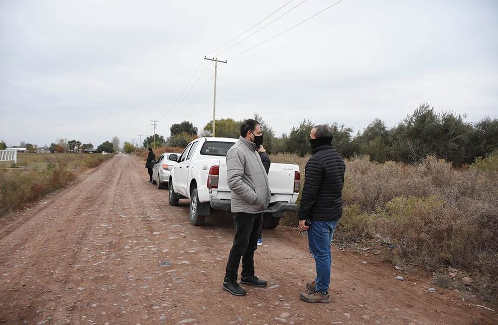 José Vega, jefe de investigaciones, trabaja en la zona donde un niño encontró el celular y el DNI de Kevin Álvarez (18), quien junto a su hermano Franco (28), desapareció el lunes 7 de junio. Foto: Mariana Villa / Los Andes