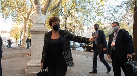 Los Andes | Roma, 30.10.21. Kristalina Georgieva llega a la embajada argentina para el encuentro con el presidente Alberto Fernandez. Atrás, el monumento a Manuel BelgranoFoto:  clarin