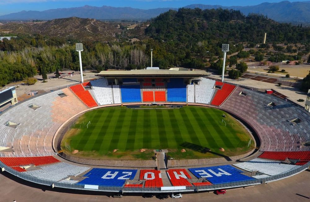 El estadio Malvinas Argentinas de Mendoza, con capacidad para 40000 mil personas. La visita técnica de la FIFA fue un éxito. / archivo