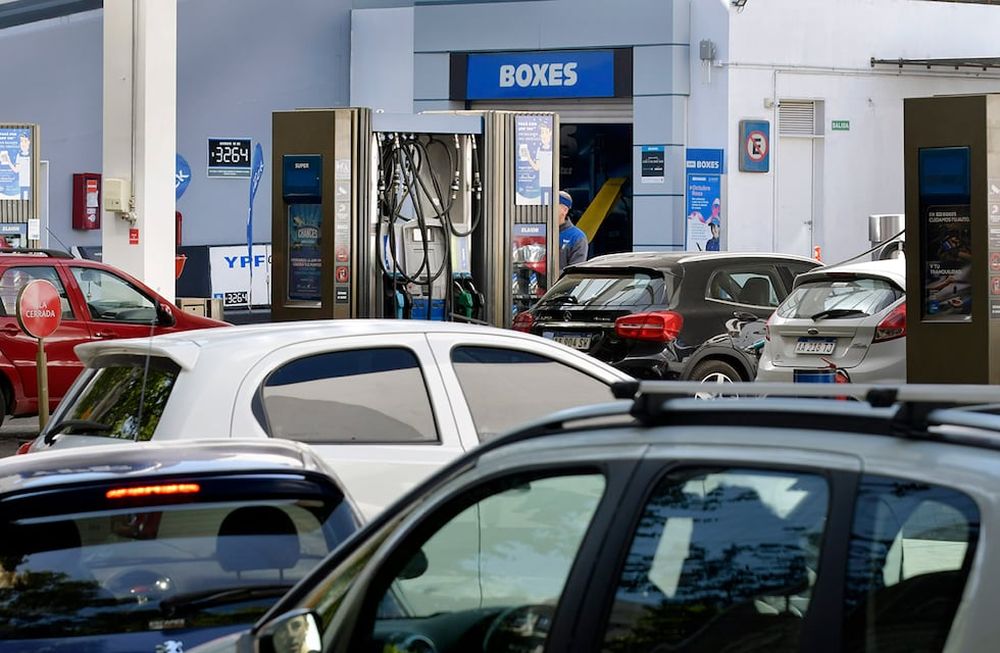 Mendoza enfrentó una grave escasez de combustible que desencadenó largas filas y largas esperas en las estaciones de servicio. Foto: Orlando Pelichotti