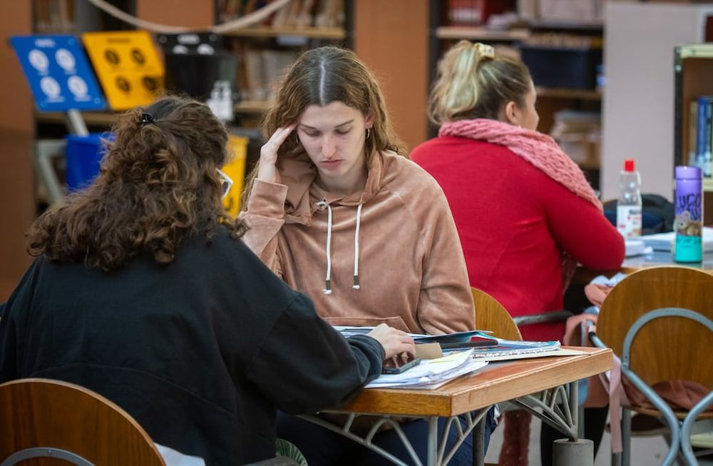 Las dificultades presupuestarias que las universidades públicas nacionales han debido afrontar este año han llevado a reclamos dirigidos al gobierno nacional y que han resuelto parcialmente la situación. Por eso, para sobrellevar el ciclo lectivo ha sido necesario hacer ajustes, priorizar lo sustancial y apelar a estrategias.. UNCuyo, Universidad Nacional de Cuyo.Biblioteca Central.Foto: Ignacio Blanco / Los Andes