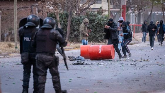 Efectivos policiales de la Unidad Motorizada de Acción Rápida y personal de otras fuerzas se enfrentaron con un grupo de personas en el interior del barrio Santa Teresita de Las Heras.Según trascendió, cerca de las 15 de este martes un grupo de personas se reunió frente al depósito de Átomo supermercados ubicado en calle Álvarez Condarco, entre calle Los Lapachos y Dorrego. El grupo, la mayoría hombres jóvenes, quería iniciar un “piquete” frente al mencionado deposito.Foto: Ignacio Blanco / Los Andes