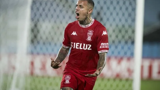 Agustín Urzi festeja el gol de la igualdad.