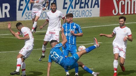 Los Andes | Situación de peligro. Bullaude (33) ensaya una volea ante la presencia de Cristaldo (10), Yacob (8), Galván (34) y Merolla (6) mientras Badaloni (9) intenta no obstruir el tiro. El Tomba no lo pudo ganar.. Foto: Ignacio Blanco / Los Andes.