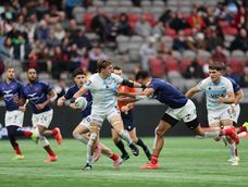 Rugby Seven. Martiniano Arrieta protege la ovalada ante un quite francés. Rugby Seven. Martiniano Arrieta protege la ovalada ante un quite francés.