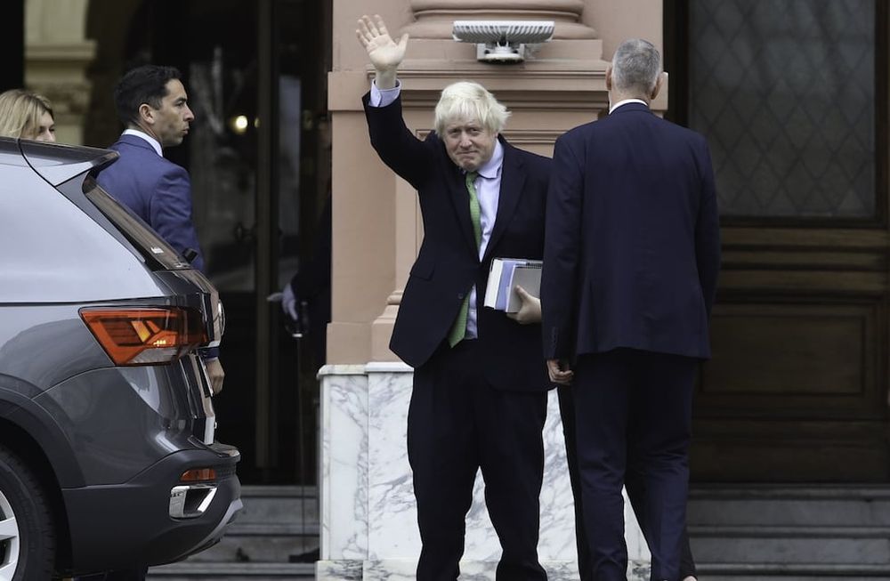 El ex Primer Ministro del Reino Unido, Boris Johnson, al llegar a la Casa Rosada, donde lo recibirá, el presidente Javier Milei. El encuentro fue pactado a pedido del primer mandatario argentino. Foto: Damián Dopacio / NA