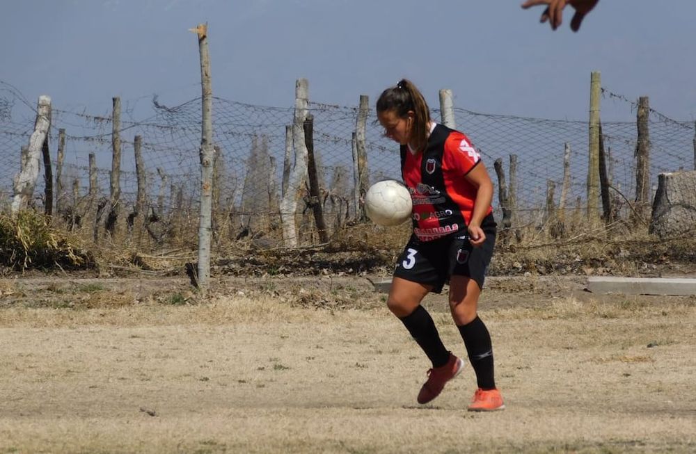 Una joven jugadora mendocina se convirtió en la primera directora técnica de un equipo de fútbol masculino