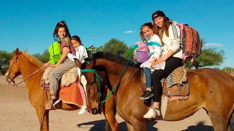 Cuando las condiciones se complican, las hermanas mayores acompañan a Mile y Meli en su largo viaje a la escuela. | Foto: gentileza