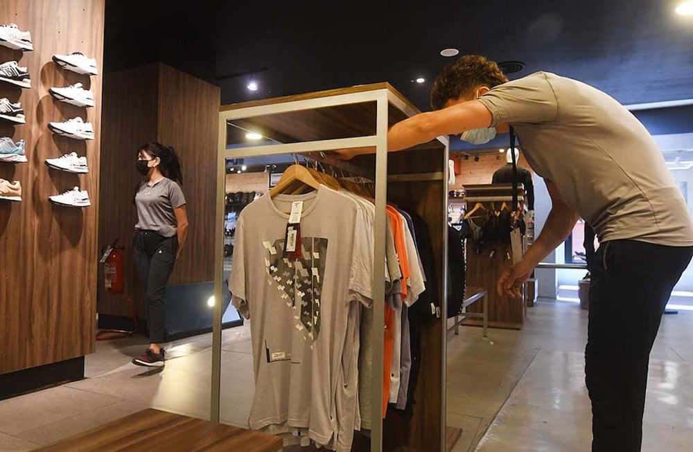 De lunes a viernes, hasta el 31 de marzo, quien pague con las tarjetas de crédito del Banco Nación, accederá a descuentos de hasta el 35% en sus compras. Foto: José Gutierrez / Los Andes