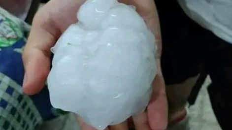 Las dimensiones del granizo que azotó a Villa Mercedes. Foto: Twitter/@aldoalvarez73