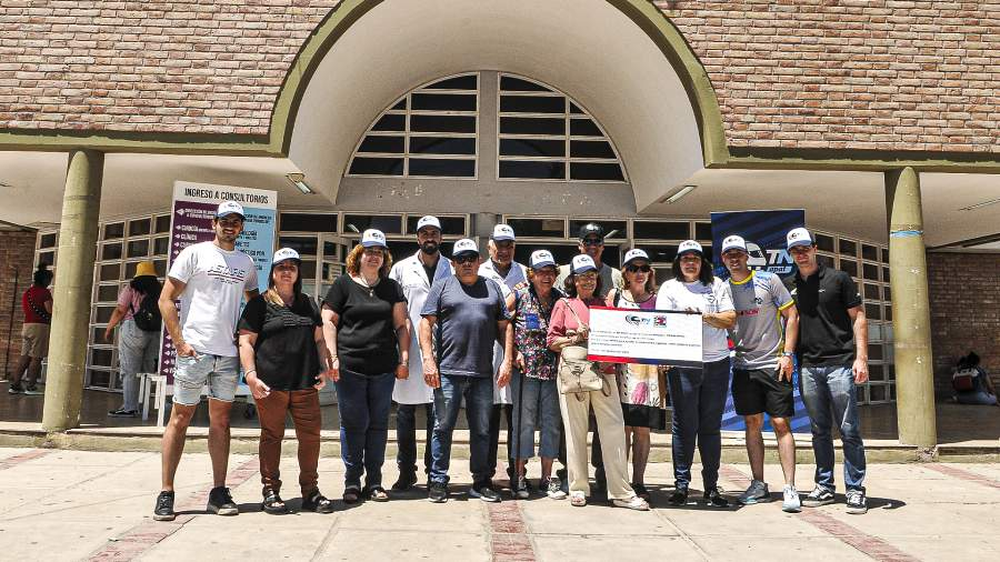 Autoridades y pilotos de Apat visitaron las instalaciones del Hospital Perrupato de San Martín e hicieron una donación a la entidad.