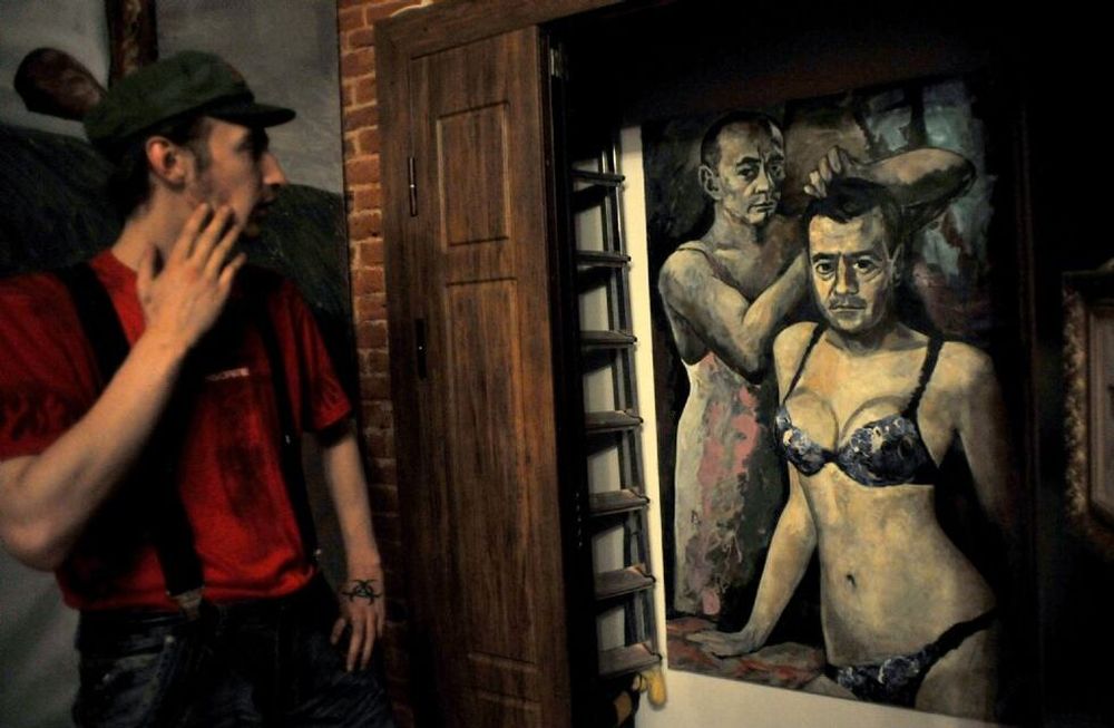 El artista ruso que pintó a Putin en ropa interior de mujer pidió asilo en Francia