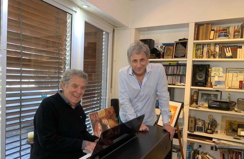 Chico Novarro abre las puertas de su casa para brindar un show por streaming junto a su hijo Pablo Novak. Noche de clásicos románticos y algo más.