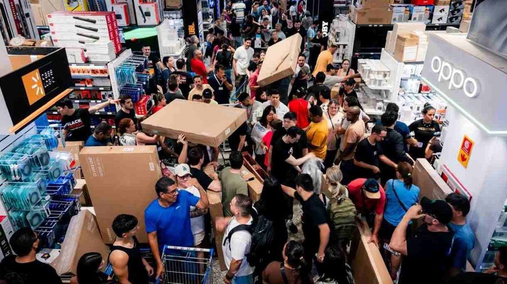 Más de 300.000 personas se agolparon en los shoppings de Ciudad del Este, desbordando los ingresos y generando caos.