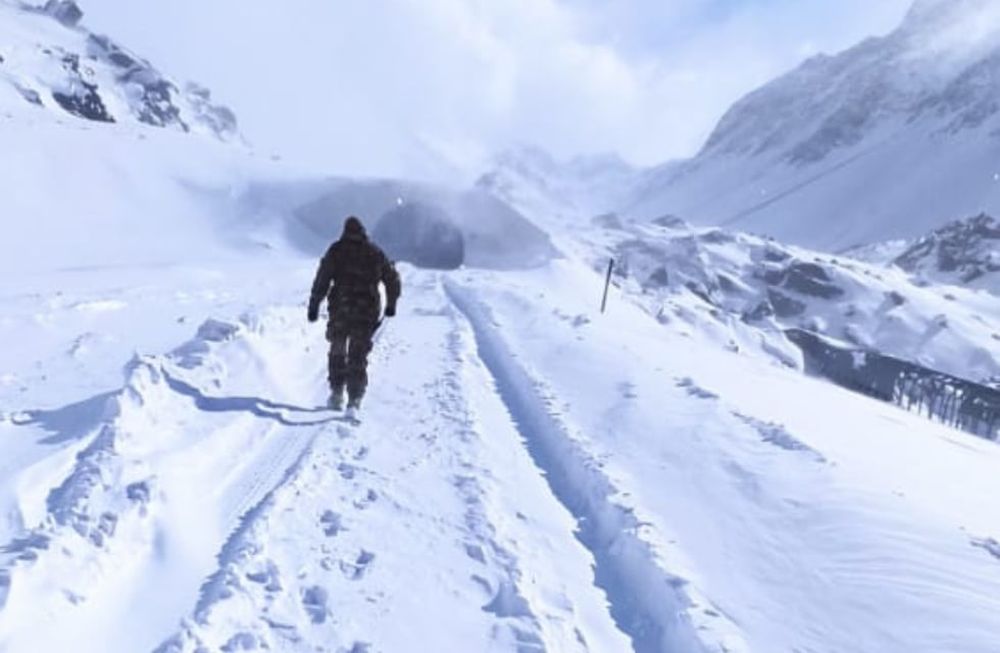 El Paso a Chile seguirá cerrado, quedan aún 380 camiones en la ruta y los dueños de 11 autos varados irán a buscarlos. Foto: Ejército Argentino.