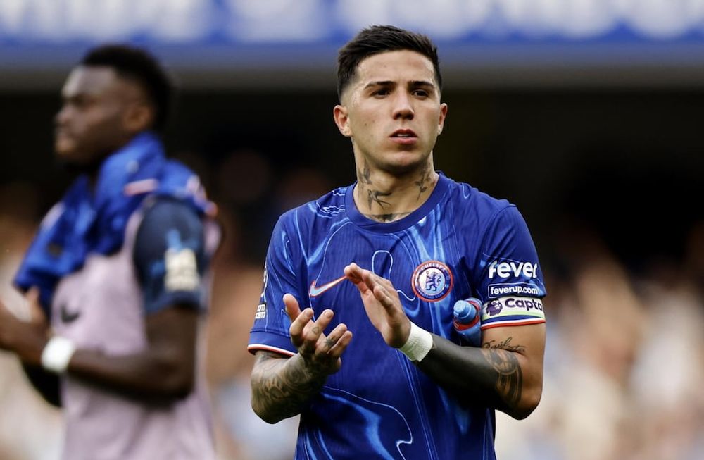 London (United Kingdom), 18/08/2024.- Chelseas Enzo Fernandez (R) and his teammates react after losing the English Premier League match between Chelsea and Manchester City in London, Britain, 18 August 2024. (Reino Unido, Londres) EFE/EPA/TOLGA AKMEN EDITORIAL USE ONLY. No use with unauthorized audio, video, data, fixture lists, club/league logos, live services or NFTs. Online in-match use limited to 120 images, no video emulation. No use in betting, games or single club/league/player publications.