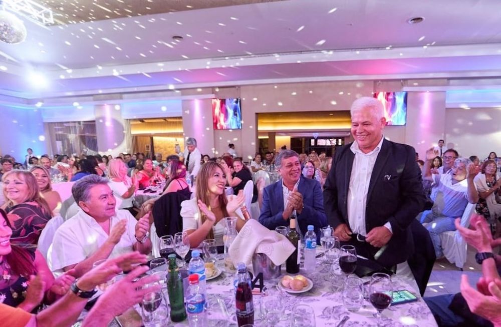 El intendente Orozco junto a Janina Ortíz, la funcionaria a quien quiere como heredera en el departamento.