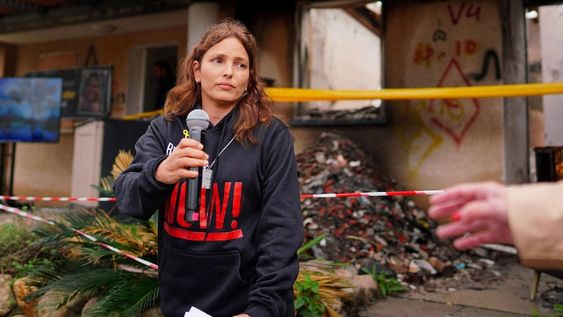 Amit Soussana, la mujer israelí de 40 años que contó cómo la violaron los terroristas de Hamás durante su cautiverio en Gaza, durante un acto en uno de los kibutzim atacados.