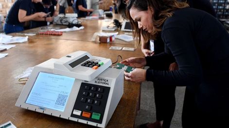 Brasil va hacia un polarizado duelo entre izquierda y derecha