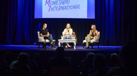 La senadora Anabel Fernández Sagasti y los diputados Itaí Hagman y Julia Strada encabezaron la charla sobre el FMI en el Teatro Selectro