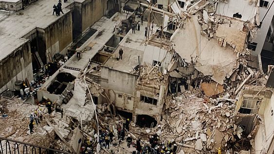 Atentado a la AMIA, edificio sobre Pasteur 633, en 1994.