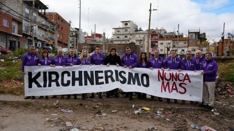 LLA se apropia del emblemático Nunca Más para marcar su distancia con el kirchnerismo. Y le pone chalecos con su color violeta a los aliados macristas.