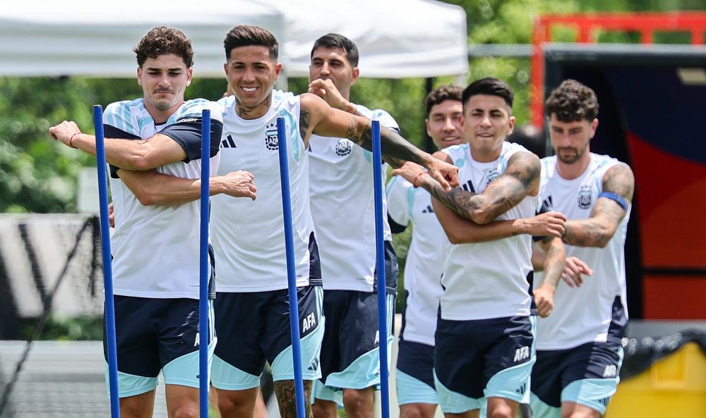 Julián Álvarez al igual que Enzo Fernández estarán hoy en el once titular de la selección. Julián Álvarez al igual que Enzo Fernández estarán hoy en el once titular de la selección.