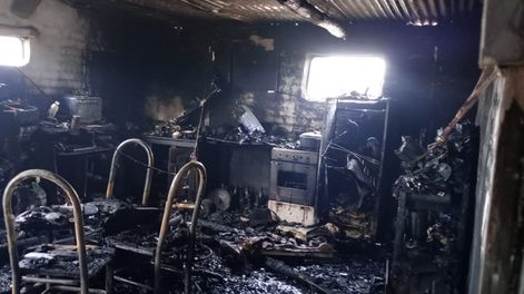 Pérdidas totales por un incendio en La Paz. La dueña cosecha y vende junquillo (Gentileza Enzo&nbsp; González)