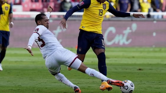 Gonzalo Plaza, de Ecuador, intenta ante José Martínez, de Venezuela, en un partido de las eliminatorias sudamericanas. (AP)