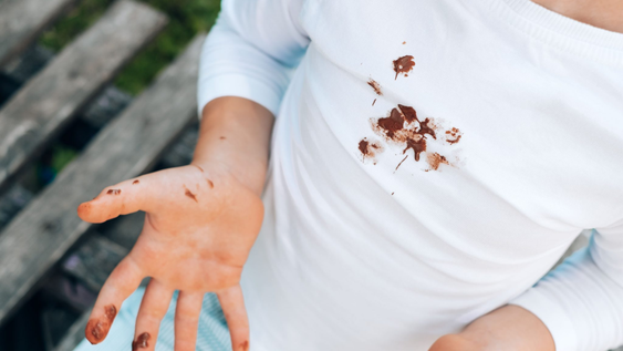 los mejores trucos de limpieza para quitar el chocolate de la ropa