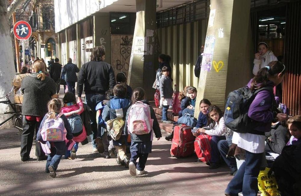 Educación y ausentismo: a lo largo de toda la primaria, un alumno promedio pierde 195 días de clase, lo que equivale a un año escolar completo.