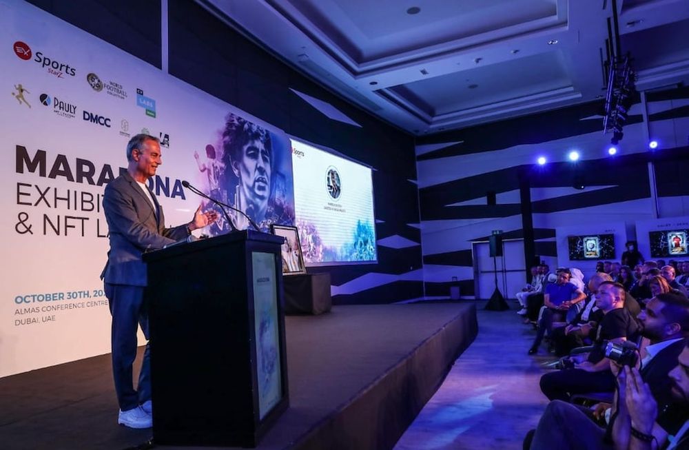 Marcelo Cacciola, tambien nacido en Argentina y radicado en los Emiratos Arabes Unidos, presente en el prelanzamiento de una serie de coleccionables deportivos digitales de Maradona. / Gentileza.