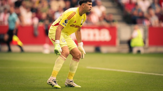 El Dibu regresó al arco del Aston, que cayó frente a Brentford, en la segunda fecha de la Premier.