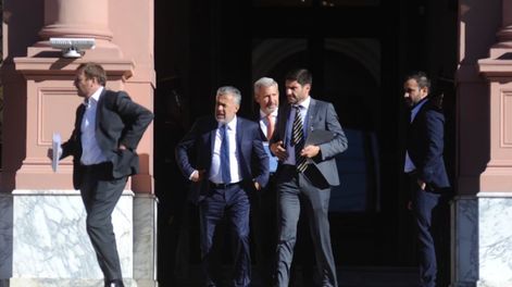 Los gobernadores Alfredo Cornejo (Mendoza), Maximiliano Pullaro (Santa Fe) y Rogelio Frigerio (Entre Ríos) saliendo de Casa Rosada. Los colegas del mendcino recibieron más fondos en ATN Foto: Clarín