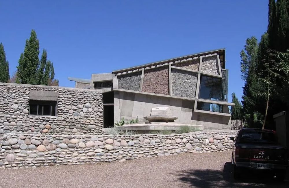 Con una superficie de 1.800 m2 cubiertos, la estructura metálica de techos y cerramientos se resuelve con tubos de descarte de la industria petrolera.