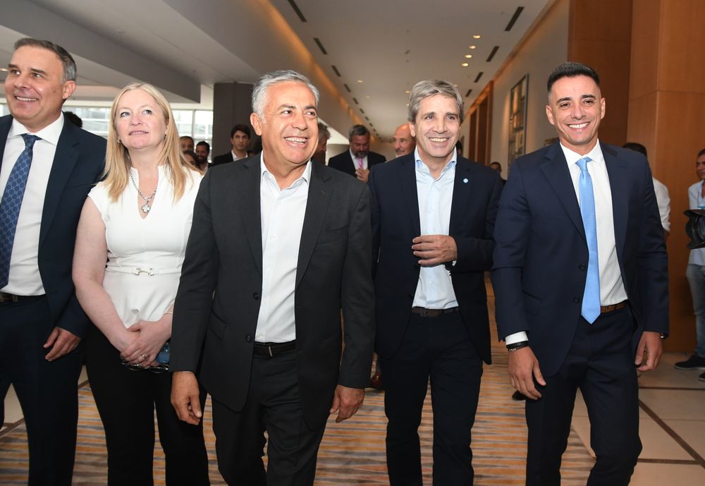Alfredo Cornejo junto al ministro de Economía de Milei, Luis Caputo; la vicegobernadora Hebe Casado, el intendente de Guaymallén Marcos Calvente y el presidente del CEM, Martín Clément.